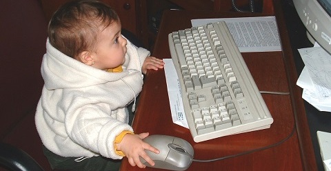 dziecko przy komuterze